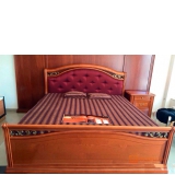 Ліжко і дві приліжкові тумбочки в класичному стилі SIENA